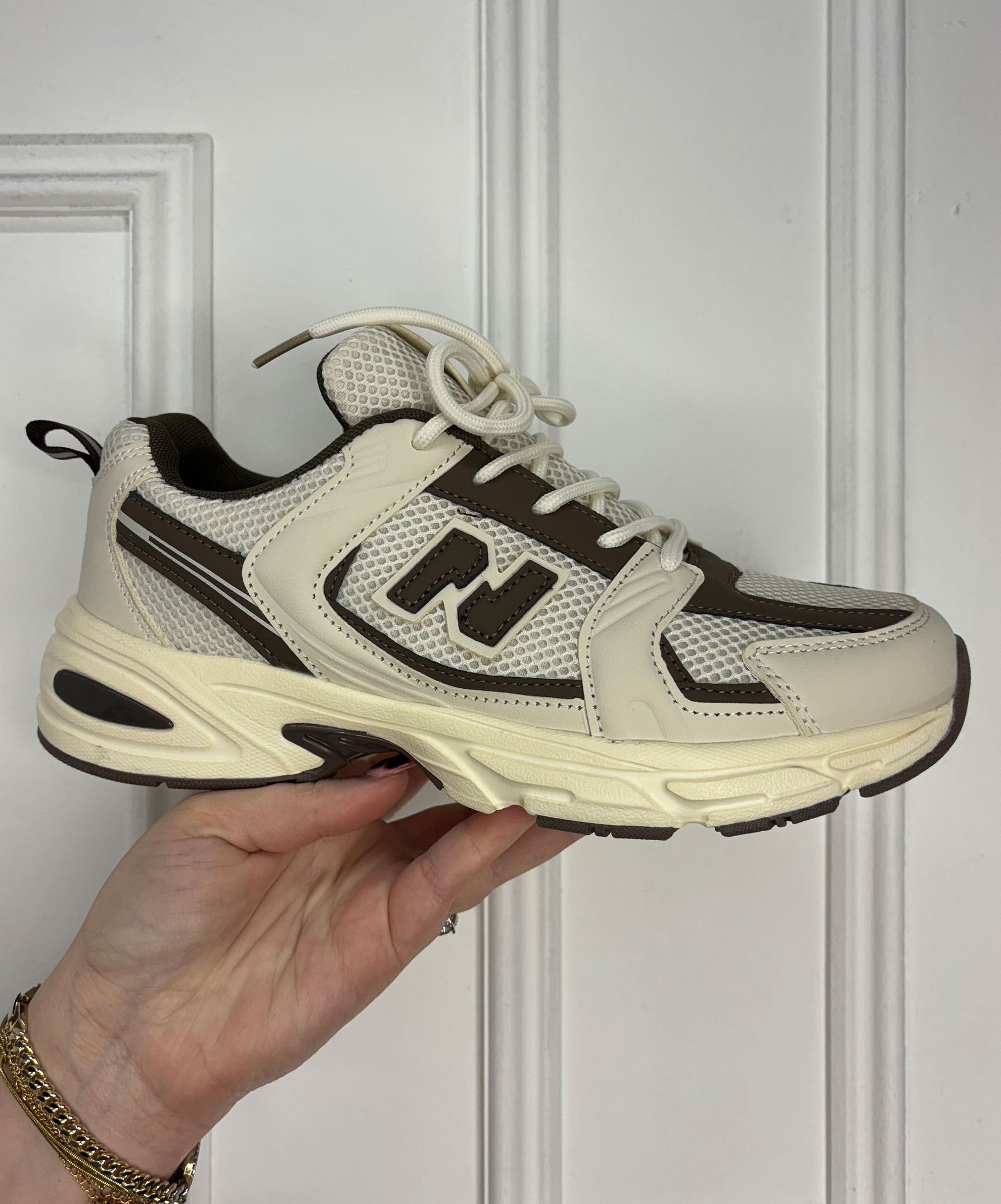 beige:browntrainer